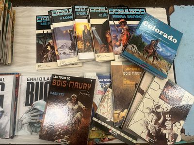 beaucoup de livres et de magazines sur la table
