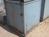 deux poubelles bleues posées dans la terre