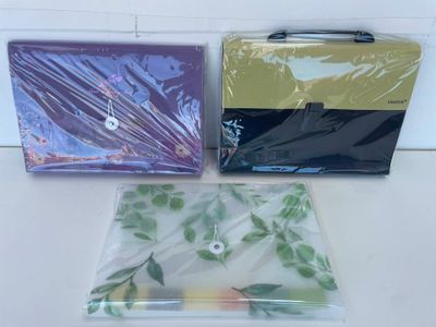 trois sacs posés les uns à côté des autres sur une table