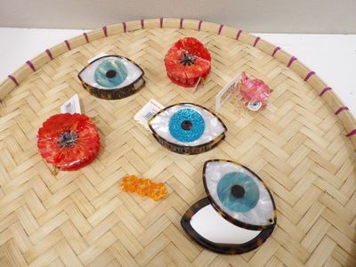 un plateau en paille sur lequel sont disposés quatre types d'yeux différents