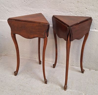 Paire de sellettes ou tables d'appoint reposant sur trois pi… - Photo 1