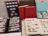 de nombreux timbres de toutes sortes dans un album posé sur une table