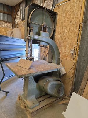 une machine qui se trouve à l'intérieur d'un bâtiment