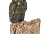 statue d'un hibou perché sur une souche d'arbre, sur fond blanc