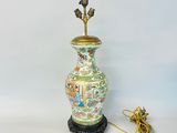 une lampe posée à côté d'une autre lampe sur une table