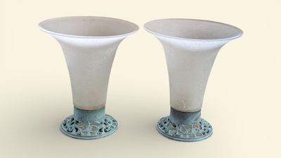 deux vases posés sur une table