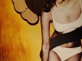 la photo d'une femme en bikini en train de poser pour une photo