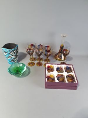 une petite boîte de bonbons et un verre de vin posés sur une table