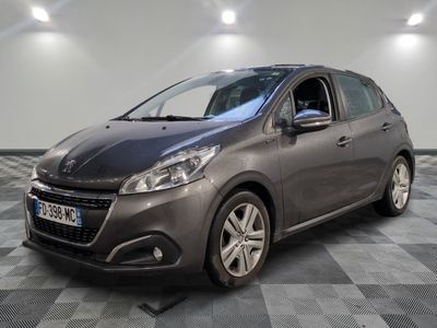 la voiture grise est garée sur un sol en damier dans le garage