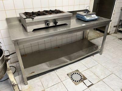 une cuisinière avec deux feux sur le dessus, dans une cuisine