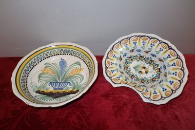 deux assiettes décorées sont posées sur une nappe rouge