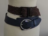 un gros plan sur le torse d'un mannequin portant une ceinture