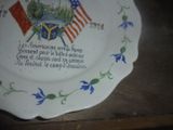 une assiette sur laquelle est représenté un drapeau américain, posée sur une table