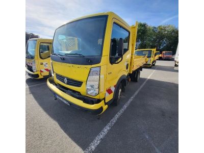 Le camion jaune est garé sur le parking, à côté d'autres camions.