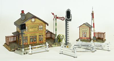 trois bâtiments miniatures situés les uns à côté des autres