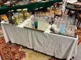 une table sur laquelle sont posés de nombreux verres