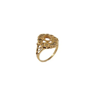 gros plan d'une bague en or sur fond blanc