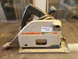 une machine posée sur le sol de la pièce