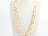 gros plan d'un collier sur un mannequin mannequin