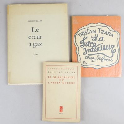 trois livres posés sur une table l'un à côté de l'autre
