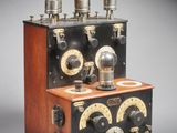 an old fashioned radio with three different speakers on top of it