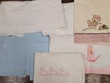 plusieurs types de serviettes brodées posées sur une table en bois