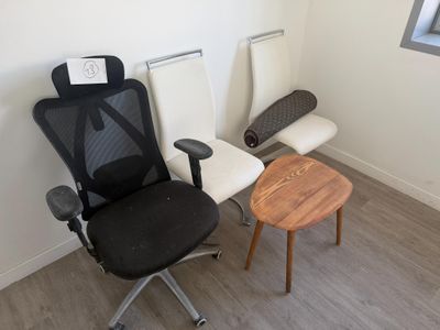 deux chaises et une table dans le coin d'une pièce