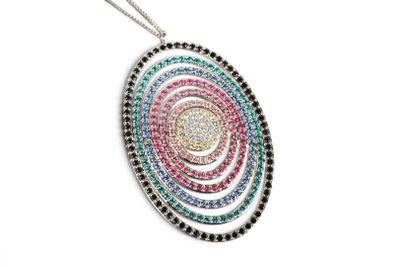 un gros plan d'un collier multicolore sur fond blanc