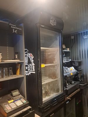 une photo d'un magasin avec un réfrigérateur et une caisse enregistreuse