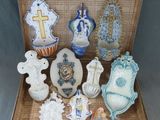 une valise contenant divers objets décoratifs