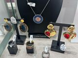 une collection de bijoux exposée dans une vitrine