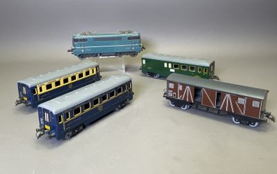 plusieurs petits trains sont alignés sur une surface blanche