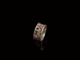 un gros plan d'une bague en or sertie de pierres roses