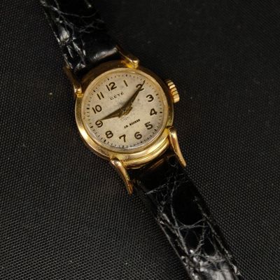 gros plan d'une montre sur une surface noire