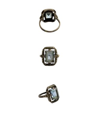 trois bagues différentes, de formes et de tailles variées