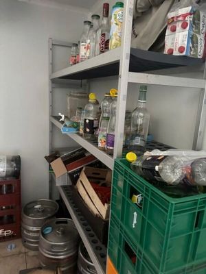 une pièce remplie d'une multitude de bouteilles et de récipients