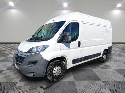 la camionnette blanche est garée sur un sol carrelé en damier