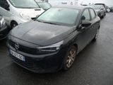 une voiture noire garée sur un parking avec d'autres voitures