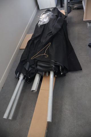 Trois parasols et un parasol déporté avec support et poids