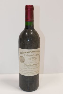 une bouteille de vin posée sur une table