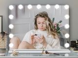 une photo d'une femme assise devant un miroir