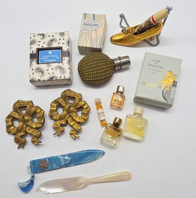 de nombreux objets posés sur une table blanche
