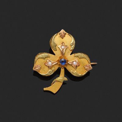 une broche en forme de fleur en or 18 carats et saphirs, signée Van Cleef
