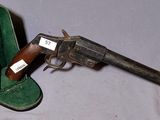 un pistolet posé à côté d'une paire de chaussures