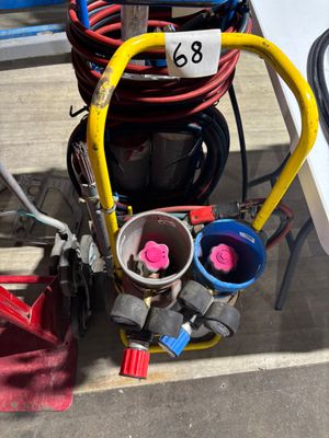 a bunch of hoses that are sitting on a table