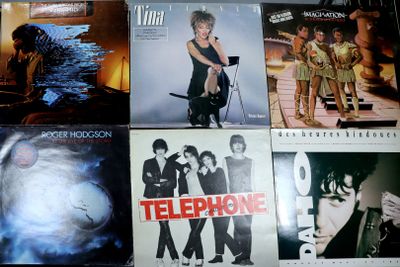 un grand nombre de pochettes d'albums sur une table