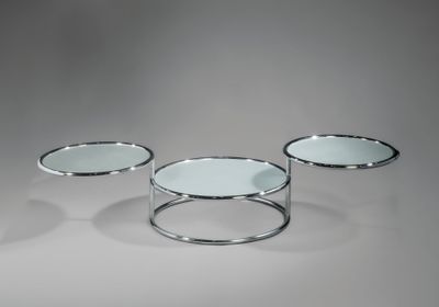 trois tables basses en verre avec des pieds argentés et un plateau blanc