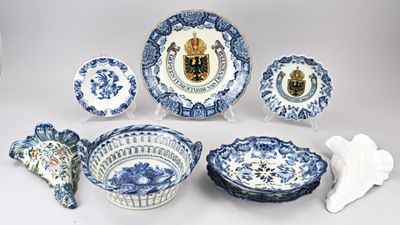 plusieurs pièces de porcelaine bleue et blanche exposées sur une table