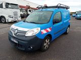 une camionnette bleue garée sur un parking, avec d'autres camions en arrière-plan