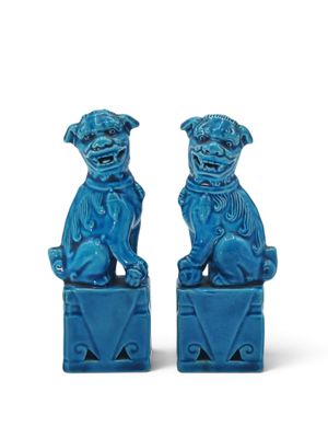 paire de figurines « foo foo » émaillées de bleu, posées sur des socles, sur fond blanc